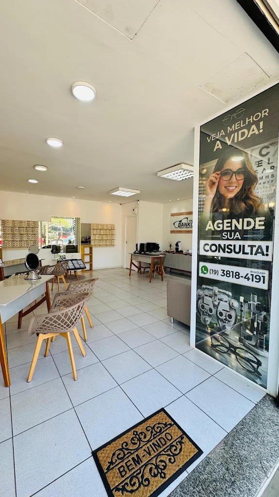 Interior da Ótica Danko: entrada com banner de exame de vista