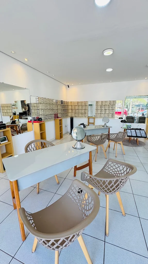 Interior da Ótica Danko: mesa de prova com espelho e poltronas