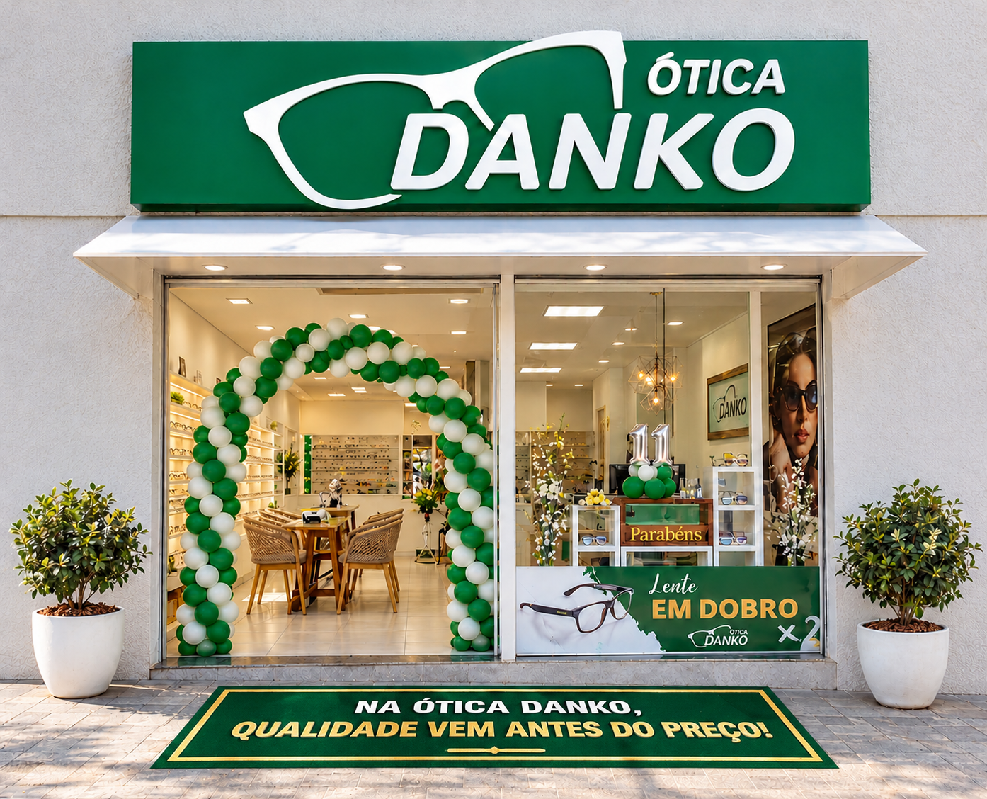 Fachada da Ótica Danko em Mogi Guaçu, com letreiro verde e a frase: Na Ótica Danko, qualidade vem antes do preço!